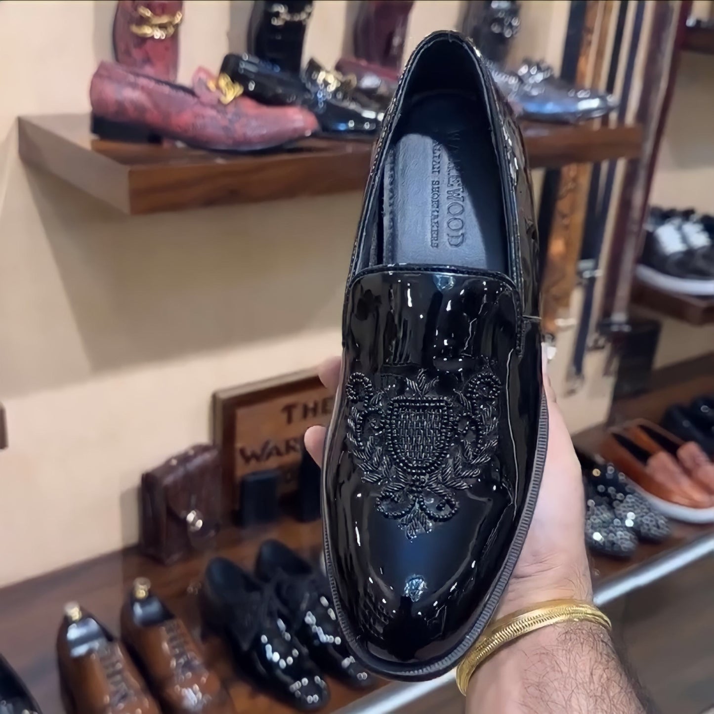 Black Glossy Embroidered Mojaris