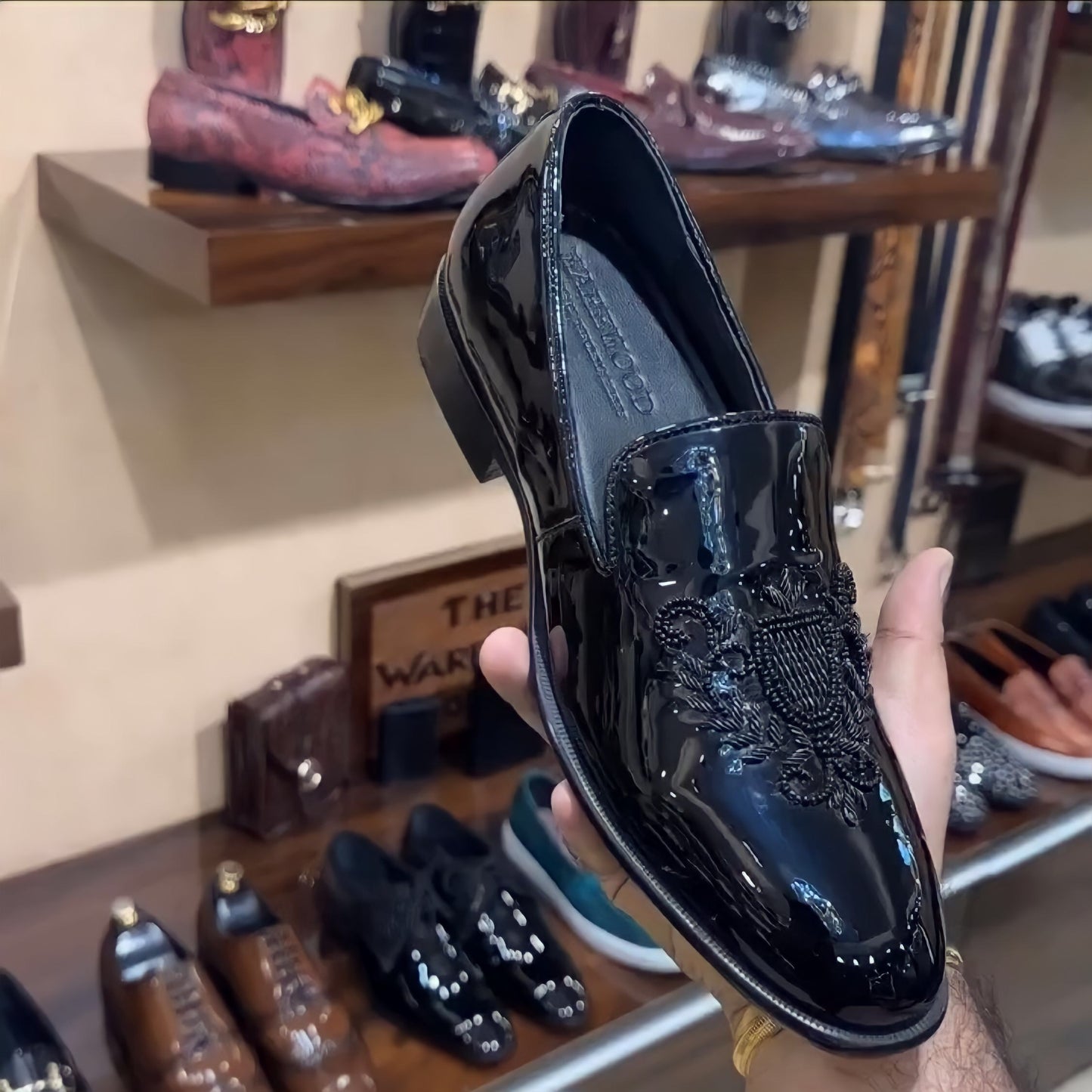 Black Glossy Embroidered Mojaris