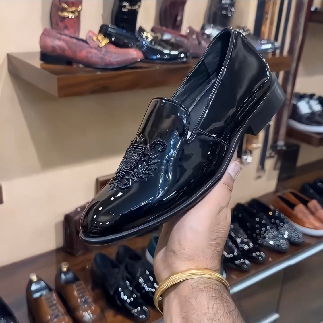 Black Glossy Embroidered Mojaris