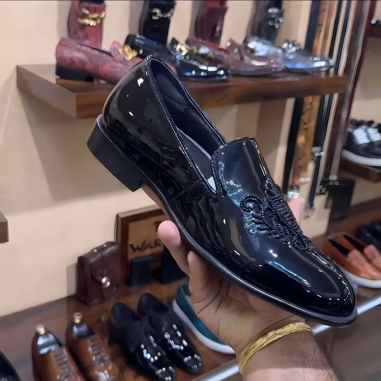 Black Glossy Embroidered Mojaris