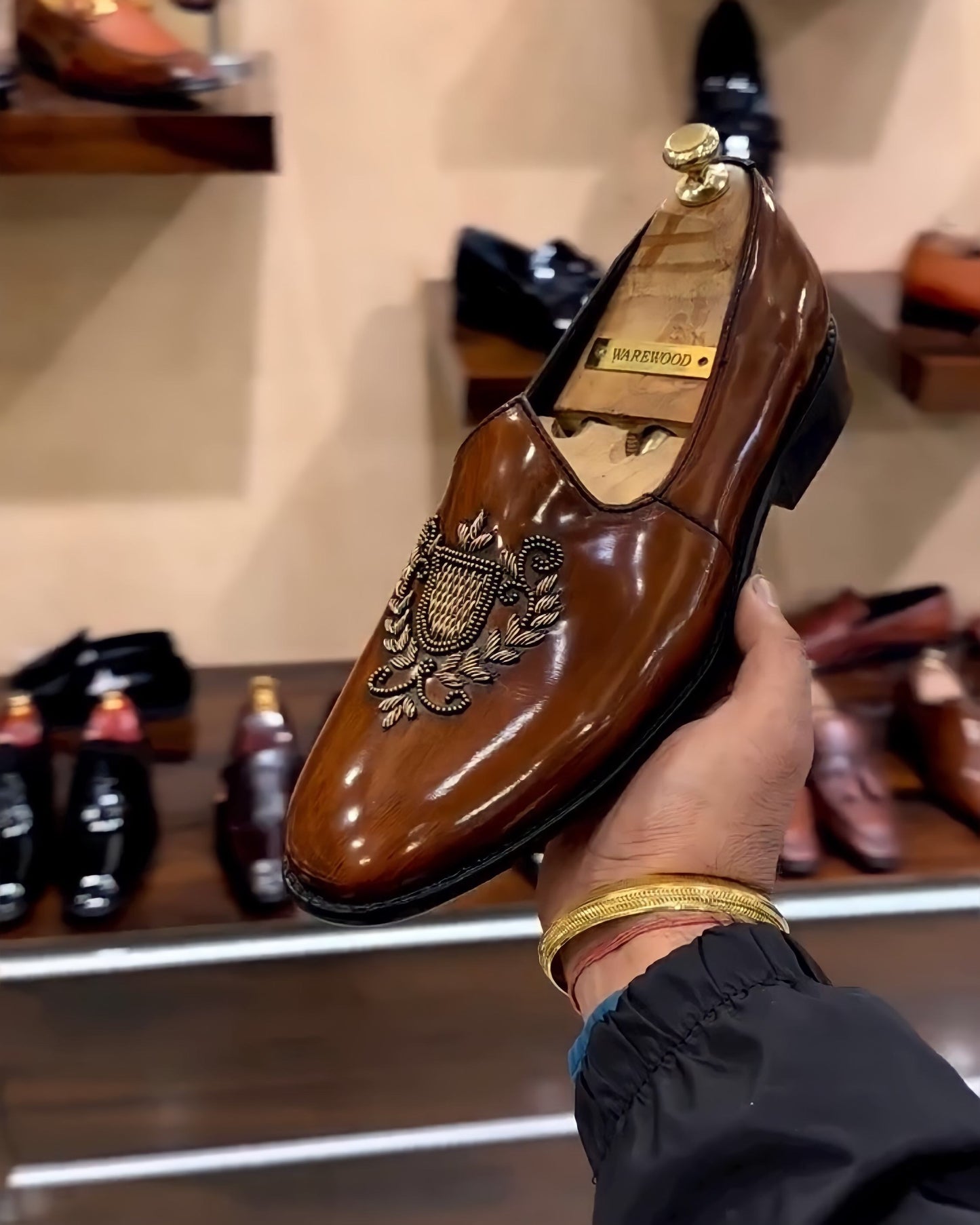 Dark Tan Patina Embroidery Mojaris