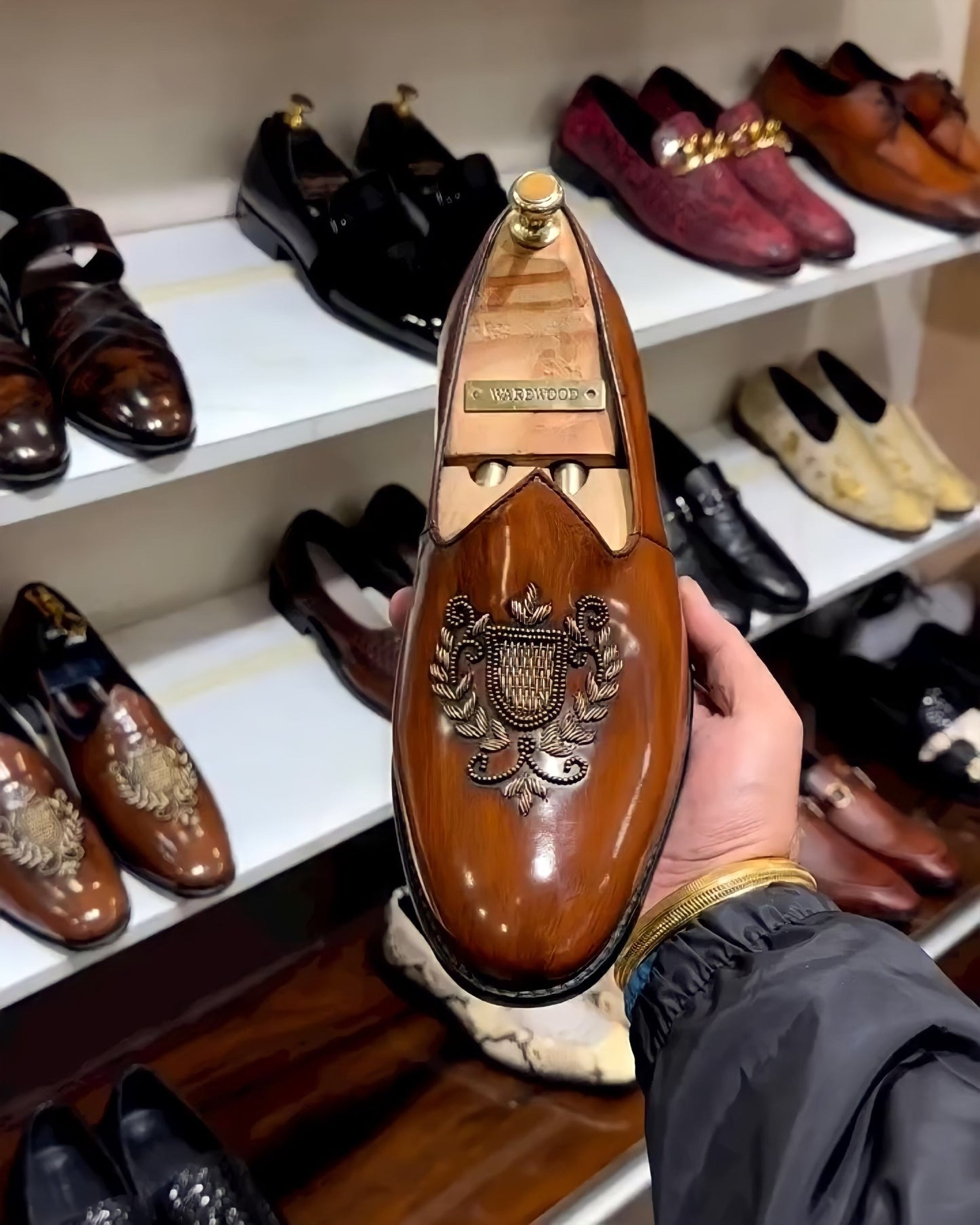 Dark Tan Patina Embroidery Mojaris